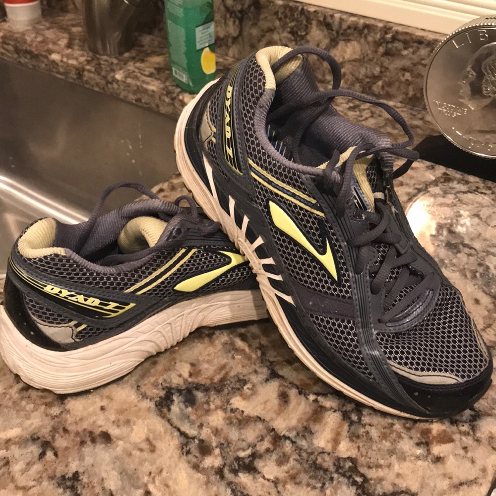 Women’s Brooks Dyad7 tennis shoes